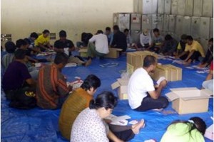 Sejumlah relawan saat menyortir kertas suara di kantor KPUD Kuningan.